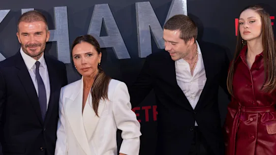 David Beckham, Victoria Beckham, Brooklyn Beckham et Nicola Peltz lors de la première de la série documentaire Netflix « Beckham » à Londres le 3 octobre 2023. Brooklyn a allégué cette semaine que ses parents avaient tenté de contrôler sa vie et de ruiner son mariage. 