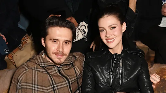 Brooklyn Beckham et Nicola Peltz au défilé Burberry hiver 2025 à la Tate Britain.