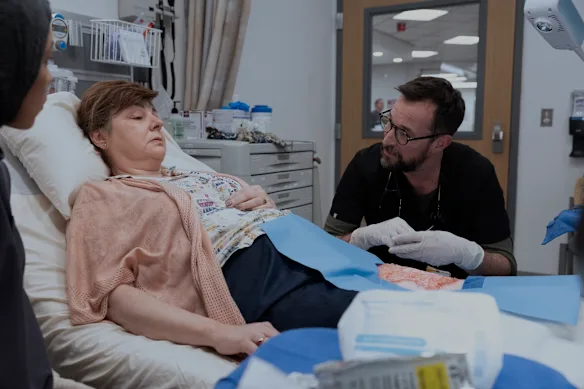 Yana (Irina Dubova), survivante de l'Arbre de vie, et le Dr Robby (Noah Wyle) dans The Pitt.