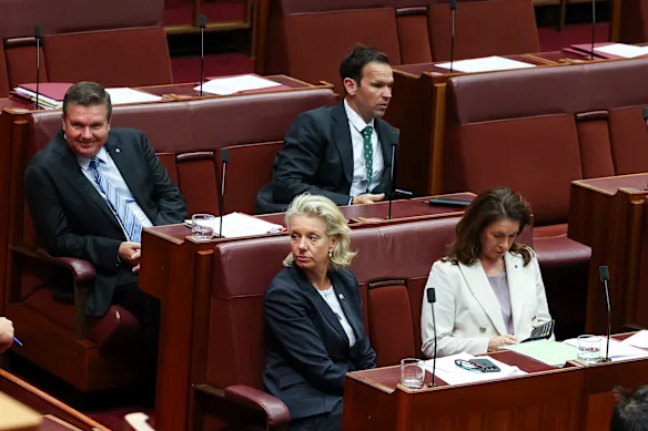 Ross Cadell (à gauche), Bridget McKenzie et Susan McDonald ont démissionné du cabinet fantôme, provoquant des troubles.