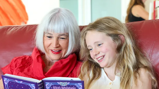 Gabrielle Ingate s'occupe régulièrement de sa petite-fille Charlie, 10 ans. La recherche suggère que les personnes âgées qui le font peuvent bénéficier de meilleurs résultats en matière de santé.