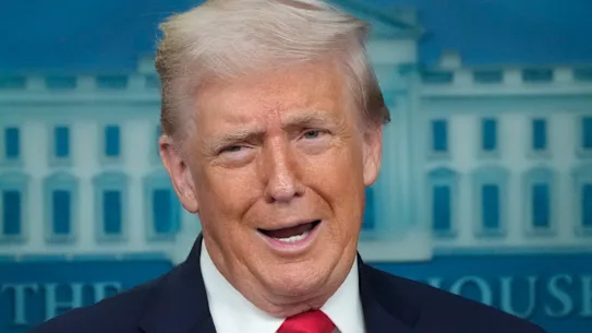 Donald Trump donne une conférence de presse à la Maison Blanche.