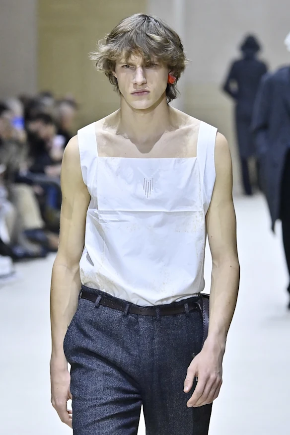 Cotons délicats et boucles d'oreilles audacieuses sur le défilé Prada à Milan.