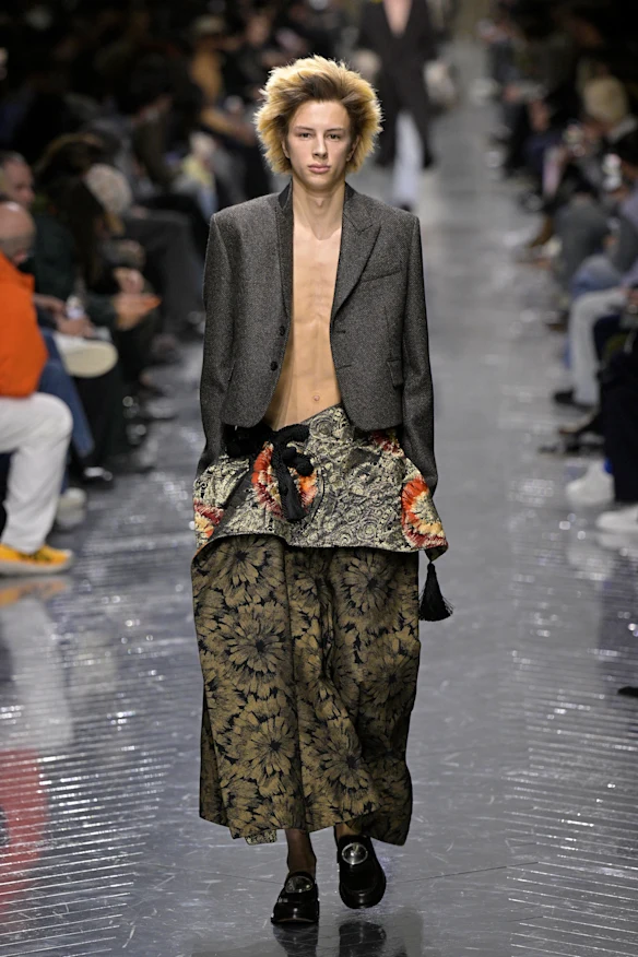 Un mannequin sur le défilé homme Dior à Paris.