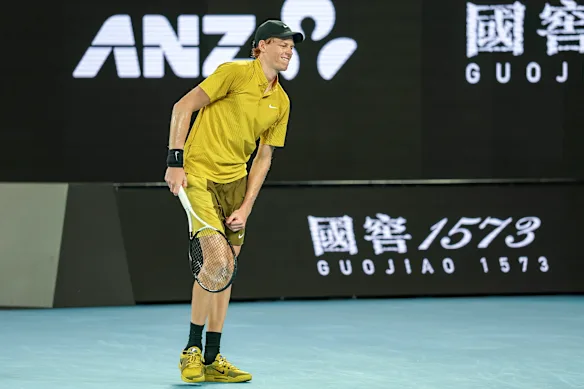 Jannik Sinner, double champion en titre de l'Open d'Australie masculin, commençait à avoir des crampes.