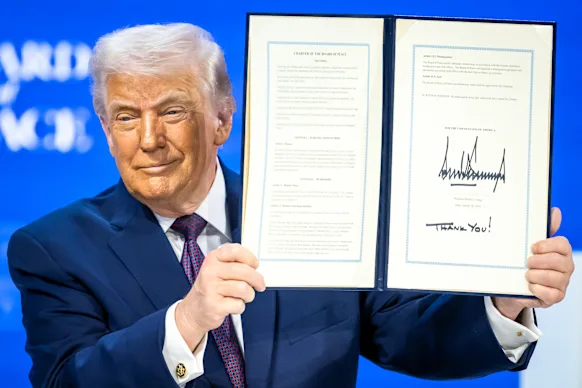 Le président américain Donald Trump brandit en janvier une charte signée pour le Conseil de la Paix.