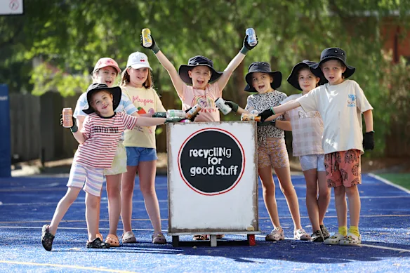 Georgie, Lila, Arabella, Aggie, Mia, Isabella et Fredrik sont des recycleurs enthousiastes.