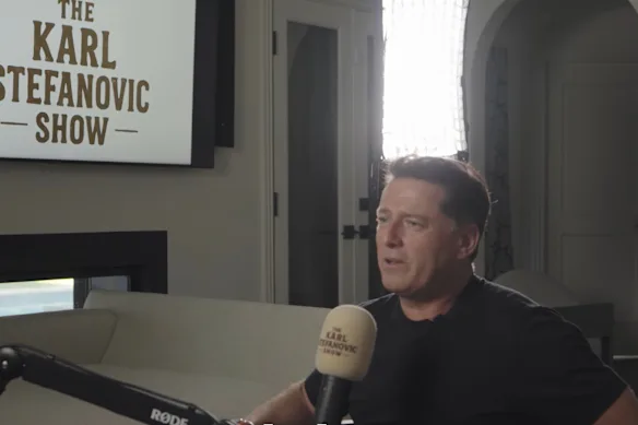 Stefanovic diffuse le podcast dans une image tirée d'une vidéo annonçant le spectacle. 
