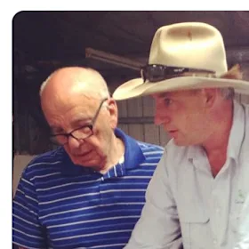 Murdoch à Cavan Station en 2012 dans une image qu'il a publiée sur Twitter avec la légende « retour aux sources » et les statistiques sur la laine.