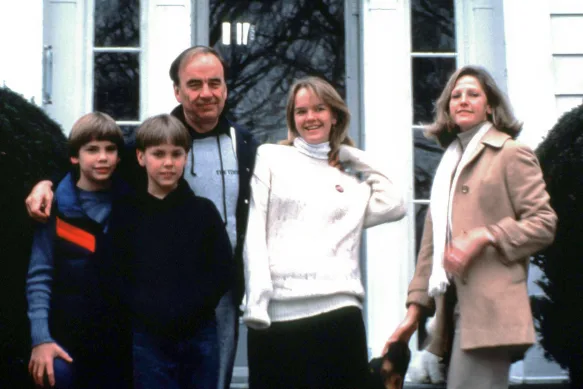 Rupert Murdoch avec Anna (à droite), alors épouse, et leurs enfants (de gauche à droite) Lachlan, James et Elisabeth vers 1983.