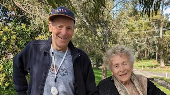 Ros Collins et son fils Dan, qui ont été laissés à l'écart par les règles du NDIS. 