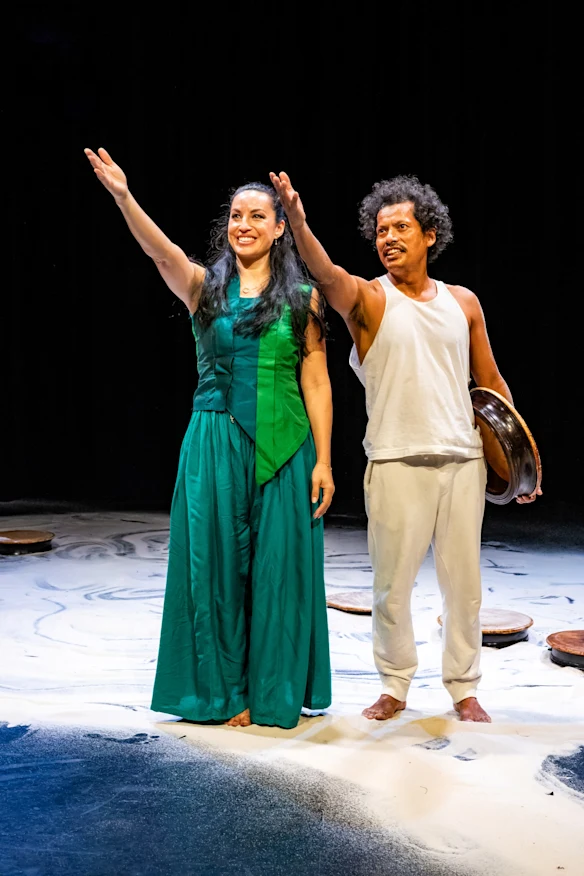 Alfira et Murtala O'Sullivan dans le spectacle SISA-SISA du festival de Sydney.