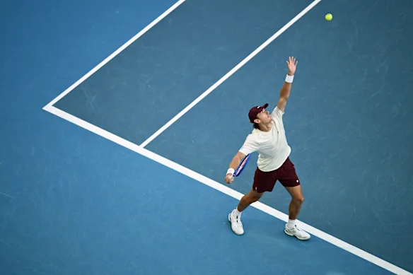 De Minaur sert bien à l’Open de cette année.
