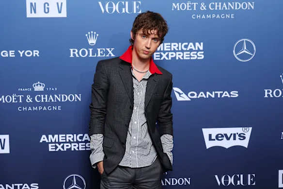 Un médecin esthétique s'est excusé après avoir démonté l'apparence de Troye Sivan sur la base d'images prises sur le tapis rouge du NGV Gala à Melbourne en décembre.