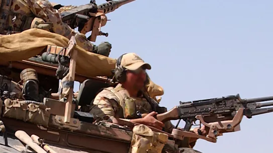 Un véhicule de reconnaissance et de surveillance australien patrouille dans une base opérationnelle en Afghanistan en 2005.