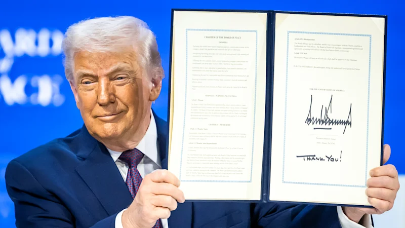 Gareth Evans et Alexander Downer tirent la sonnette d'alarme sur l'adhésion de l'Australie au conseil de paix de Trump