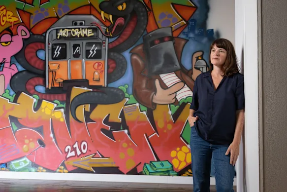 Fiona Lowry voulait savoir ce qui s'était passé lorsque des graffitis étaient apparus dans la rue. 