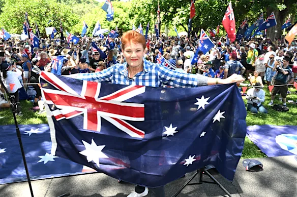 Pauline Hanson, lors du rassemblement de Brisbane, a exhorté la foule à s'inscrire en tant que membre de son parti One Nation. 