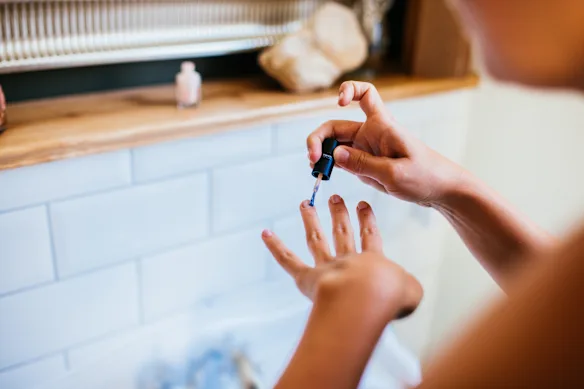 Pour les ongles, c'est une question d'extrêmes. Pour le jour, les teintes de mastic douces comme le beige, la porcelaine et la crème caillée sont à la mode.