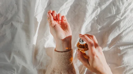 Achetez toujours du parfum le matin, lorsque votre odorat est le plus aigu, et n'excluez rien, même ceux qui semblent peu attrayants, jusqu'à ce que vous les ayez sentis.