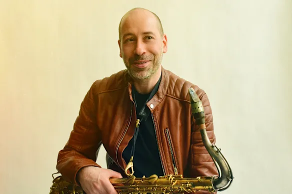 Jerome Sabbagh joue du saxophone ténor aérien.