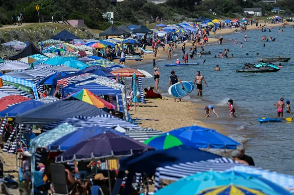 Des cabanes bordent Safety Beach sur la péninsule de Mornington.