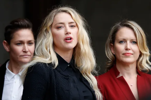 Robinson, à droite, avec Amber Heard devant le tribunal de Londres en 2020.