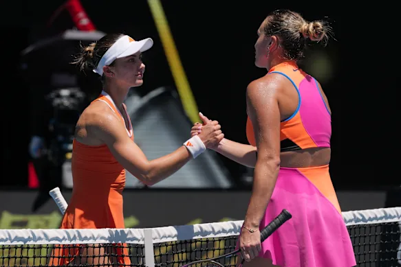 Iva Jovic félicite Aryna Sabalenka après leur combat en quart de finale 