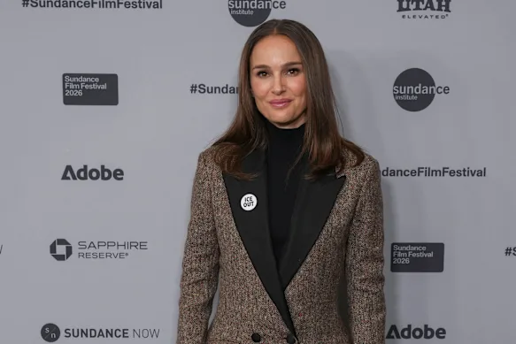 Natalie Portman portant un pin's « ICE Out » au Festival du film de Sundance 2026.