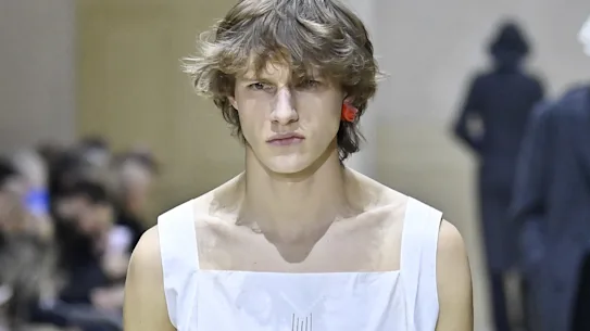 Cotons délicats et boucles d'oreilles audacieuses sur le défilé Prada à Milan.
