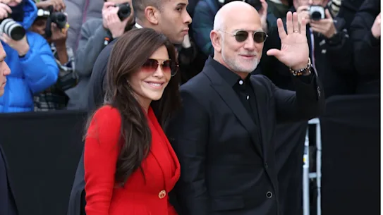Lauren Sanchez Bezos et Jeff Bezos arrivent aux défilés Schiaparelli et Dior haute couture lors de la Fashion Week parisienne.