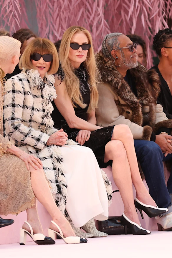Nicole Kidman assise à côté d'Anna Wintour (parlant avec Tilda Swinton) au défilé haute couture Chanel à Paris.