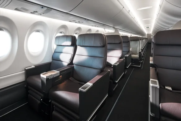Les cabines semblent plus spacieuses sur l'A220 avec des plafonds plus hauts et les plus grandes fenêtres de tous les avions monocouloirs.