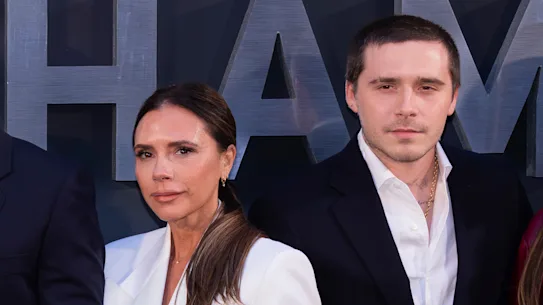 David et Victoria Beckham avec leurs enfants, de gauche à droite : Romeo, Cruz, Harper, Brooklyn et sa femme Nicola Peltz Beckham à Londres en 2023.