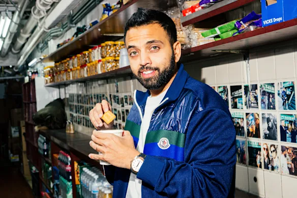 Le comédien Akaash Singh présente son spectacle Generational Triumph en Australie.