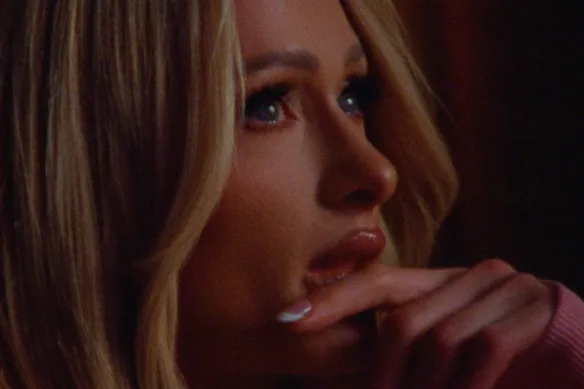 Paris Hilton devient émue lors d'une scène du documentaire.