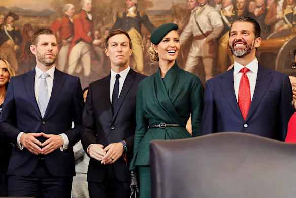 Ivanka Trump avec Jared Kushner (au centre), flanqué d'Eric Trump (à gauche) et de Donald Trump Jr. La fortune de la famille Trump est de plus en plus liée à la cryptographie.