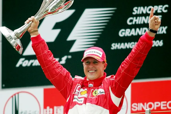 Michael Schumacher célèbre sa victoire au GP de F1 de Chine en 2006.