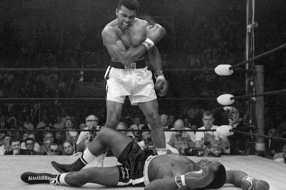 La célèbre photo de Muhammad Ali renversant Sonny Liston au premier tour de leur deuxième combat, le 25 mai 1965. Trois décennies de coups à la tête ont privé Ali de ses dernières années.