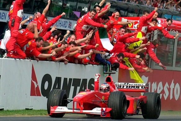 L'équipage Ferrari applaudit Michael Schumacher alors qu'il remporte la victoire au GP d'Australie en 2000.