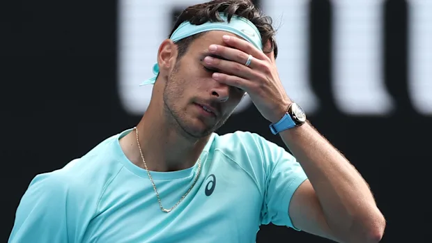 Lorenzo Musetti réagit après son abandon lors de son quart de finale contre Novak Djokovic.