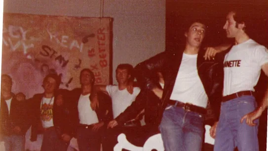 Stuart Maunder, deuxième à droite, dans le rôle du roi des pirates dans une production de l'Université de Nouvelle-Galles du Sud de The Pirates of Penzance, 1977.