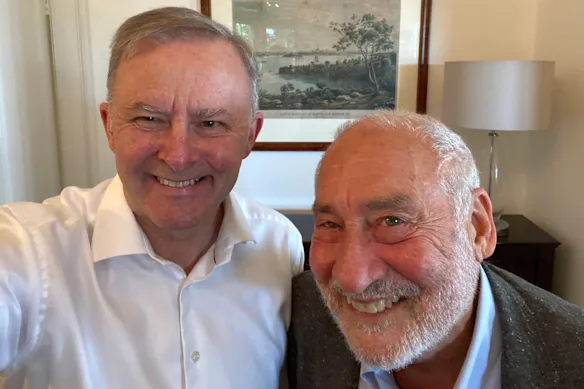 Le Premier ministre Anthony Albanese avec le lauréat du prix Nobel Joseph Stiglitz en juillet 2022.