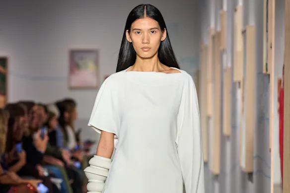 La couleur tendance est le blanc, présenté sur le défilé S/S 26 Ashlyn New York.
