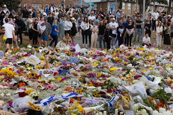 Les gens se rassemblent à Bondi Beach le 16 décembre pour rendre hommage à ceux qui ont perdu la vie et aux familles touchées par le massacre.