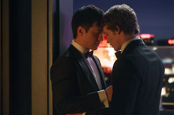 Shane Hollander (Hudson Williams, à gauche) et Ilya Rozanov (Connor Storrie) grésillent à l'écran dans Heated Rivalry.