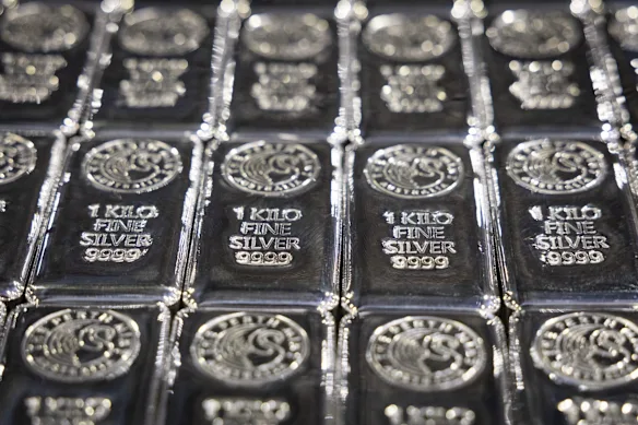 Lingots d'argent d'un kilogramme empilés à la raffinerie de Perth Mint.