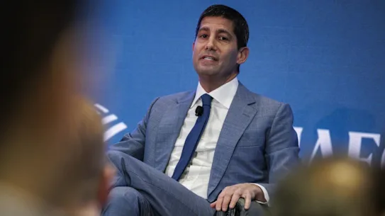 Kevin Warsh, ancien gouverneur de la Réserve fédérale américaine, a été choisi par Donald Trump pour présider la première banque centrale du monde.