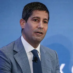 Kevin Warsh est partisan de la baisse des taux d'intérêt.