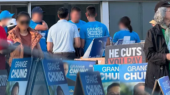 Des frères membres de l'Église dans un isoloir à Sydney pendant la campagne électorale de l'année dernière.
